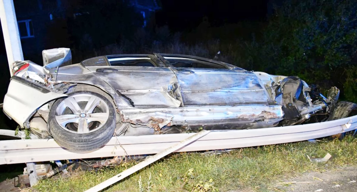 Zderzenie volkswagena z bmw w Skołoszowie. Dwie osoby trafiły do szpitala