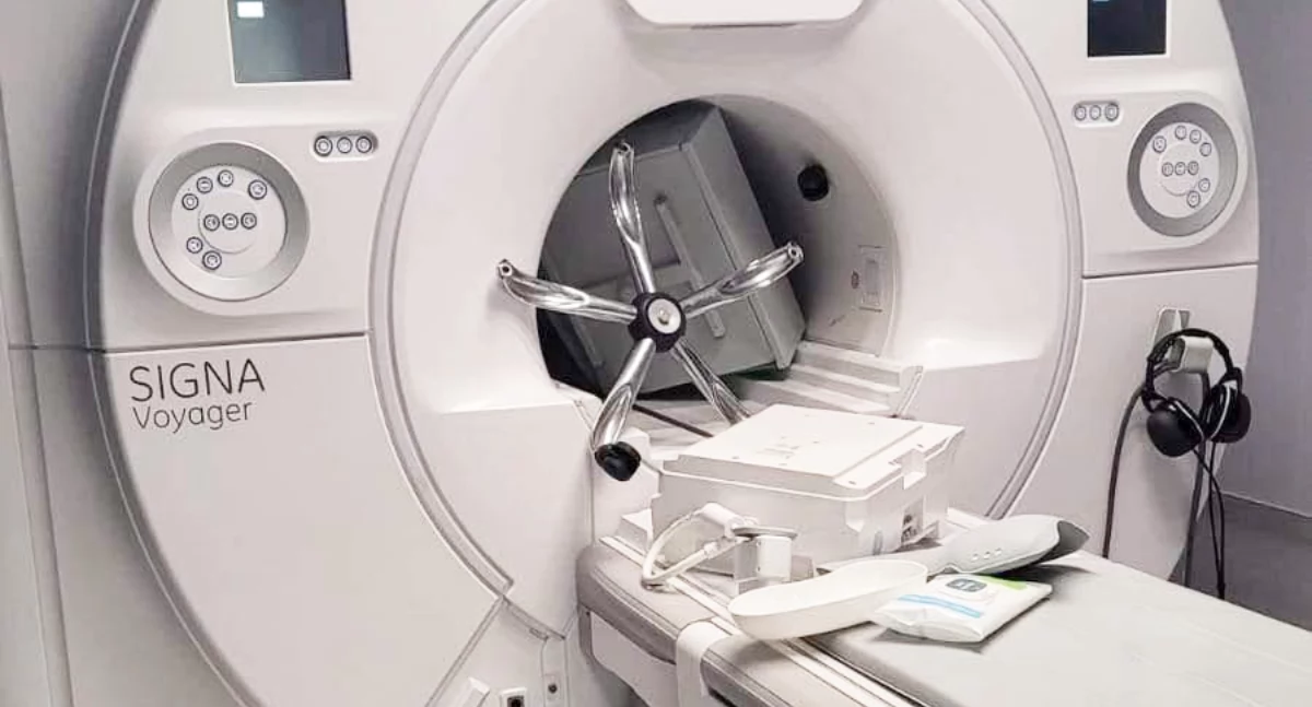 Szpitalny rezonans wciągnął stolik zabiegowy. Serwis pracuje nad jego uruchomieniem 