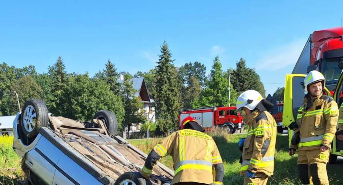 Zderzenie dwóch aut w Mołodyczu. Jeden samochód dachował