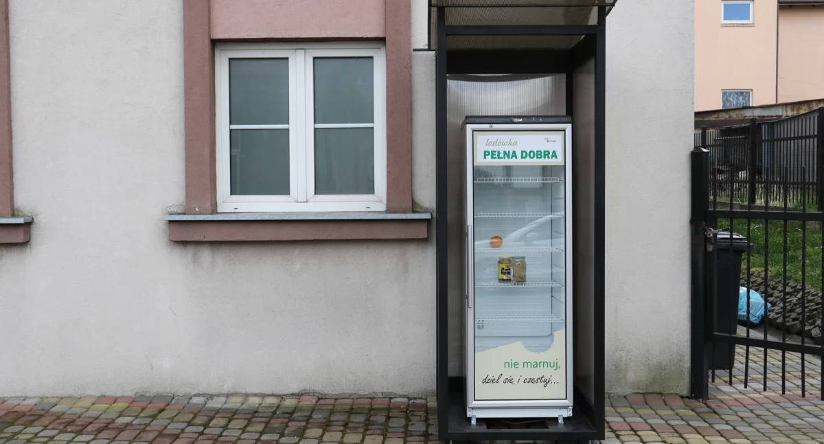 Lodówki znikną z jarosławskich ulic i trafią do szkół i przedszkoli, które potrzebują takiego sprzętu. W dzielnicach stały bez uzgodnień z sanepidem