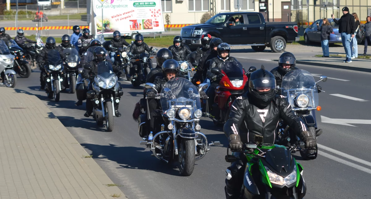 Prawie 500 motocykli przejechało przez miasto, by zakończyć sezon na Rynku w Jarosławiu