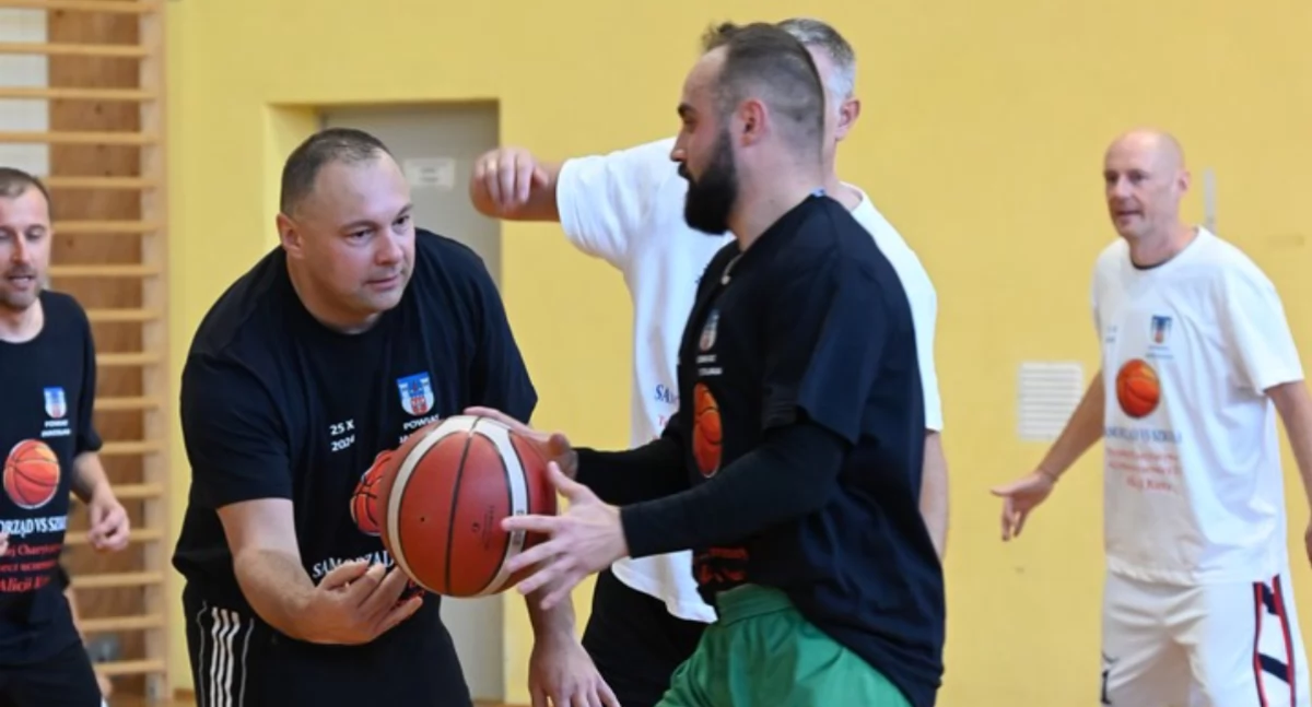 Samorządowcy zmierzyli się z reprezentacją szkół. Charytatywny mecz koszykówki w Jarosławiu (ZDJĘCIA)