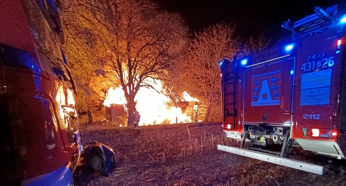 Strażacy gasili pożar pustostanu w Wierzbnej 