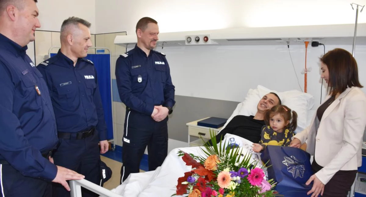Komendanci odwiedzili policjanta, który został raniony nożem podczas interwencji