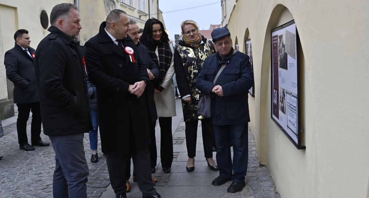 Wystawa „Jarosławscy Patroni Niepodległości”  na murze Muzeum w Jarosławiu Kamienica Orsettich
