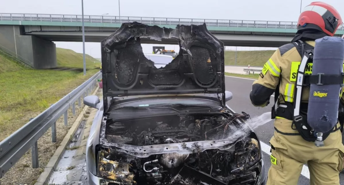 Pożar samochodu na autostradzie w Mirocinie 