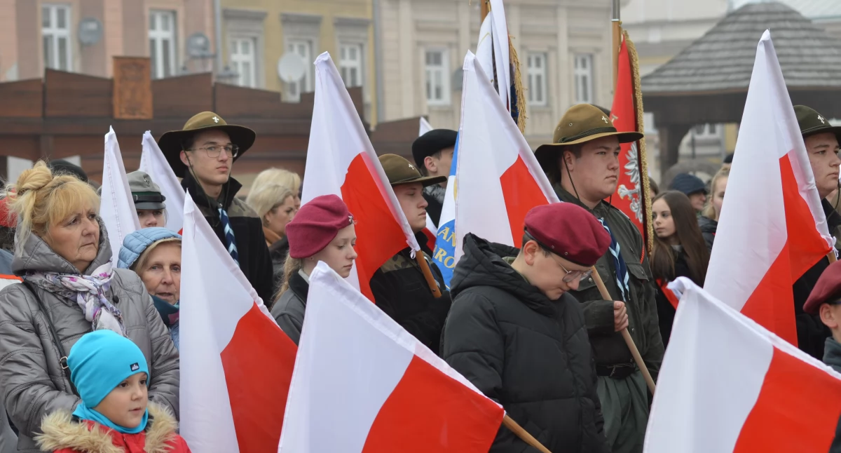 Wspólne odśpiewanie hymnu, defilada i parada motocyklowa. Obchody 106. rocznicy Odzyskania Niepodległości w Jarosławiu  