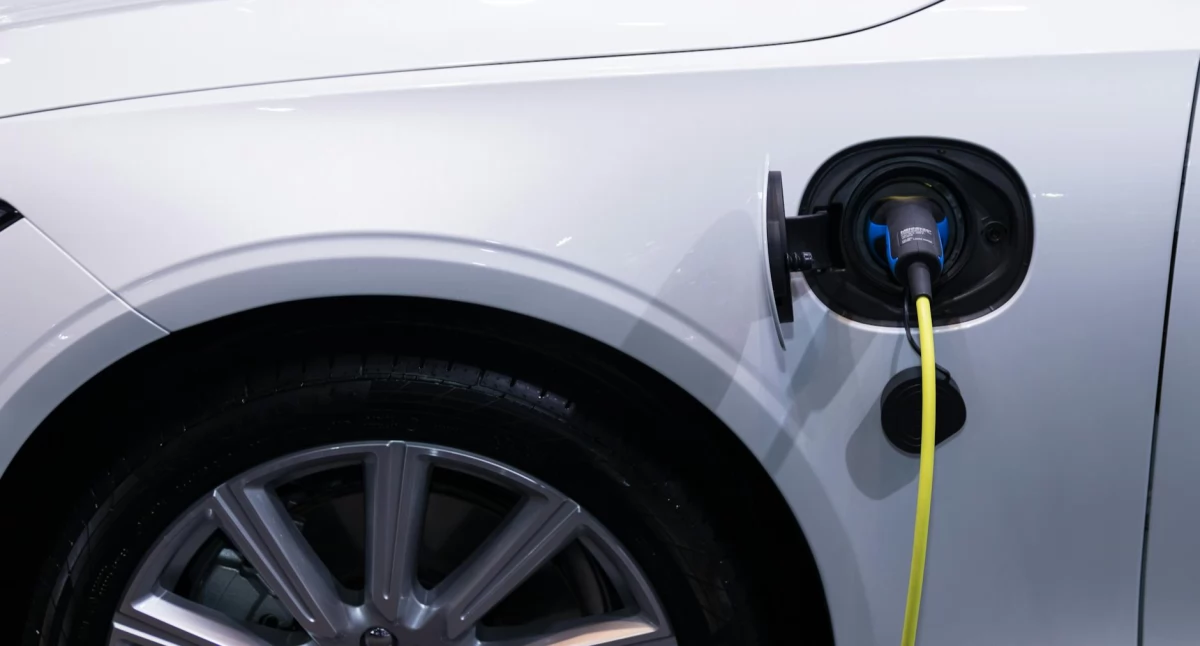 Jak ładować auto elektryczne w domu? Ile to kosztuje?