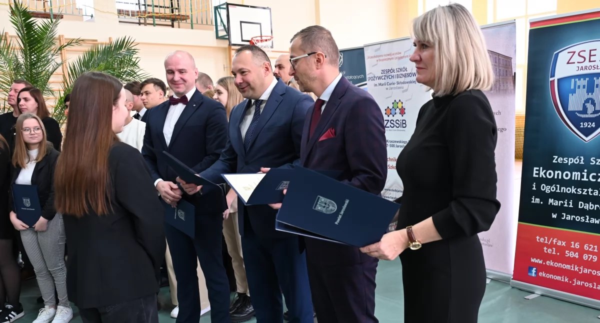 Starosta jarosławski Kamil Dziukiewicz wręczył stypendia i nagrody uczniom szkół ponadpodstawowych 