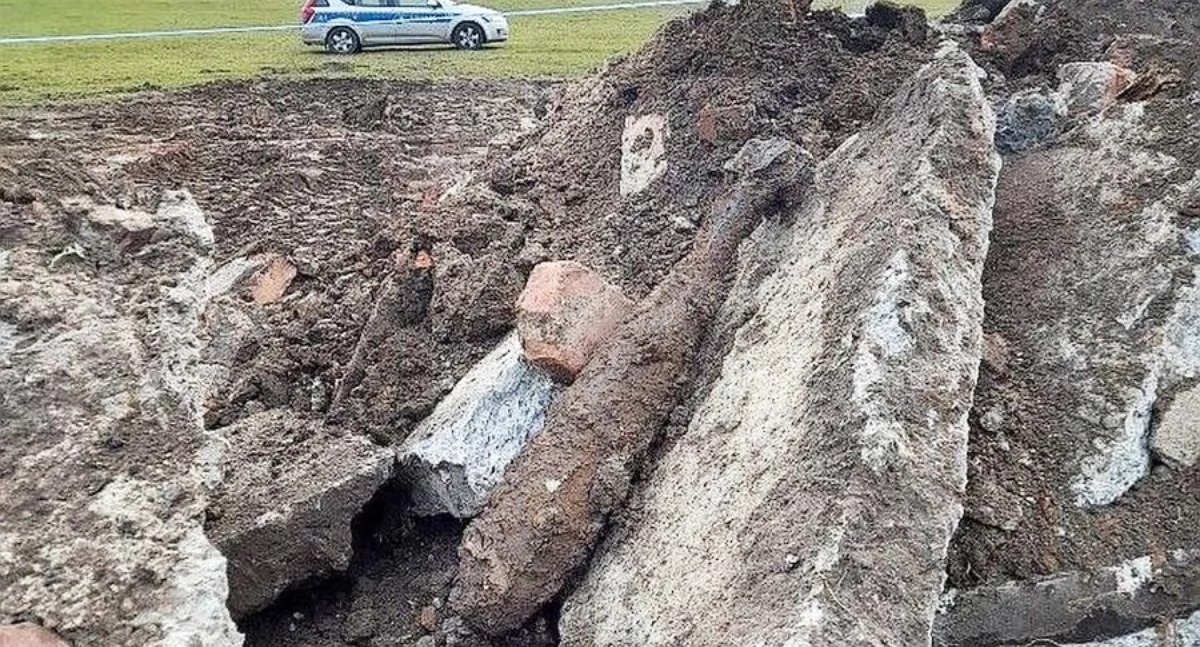 Operator koparki wykopał granat moździerzowy podczas prac na stadionie w Radymnie 