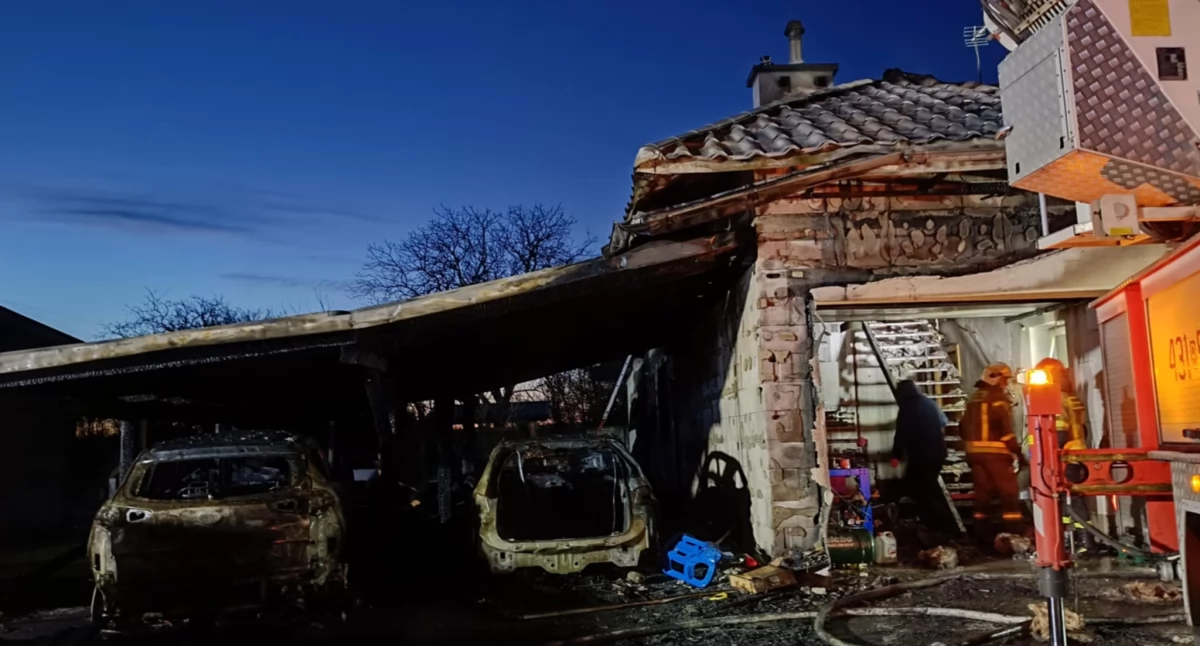 Pożar na Widnej Górze. Spłonęły dwa auta, wiata oraz poddasze i elewacja domu