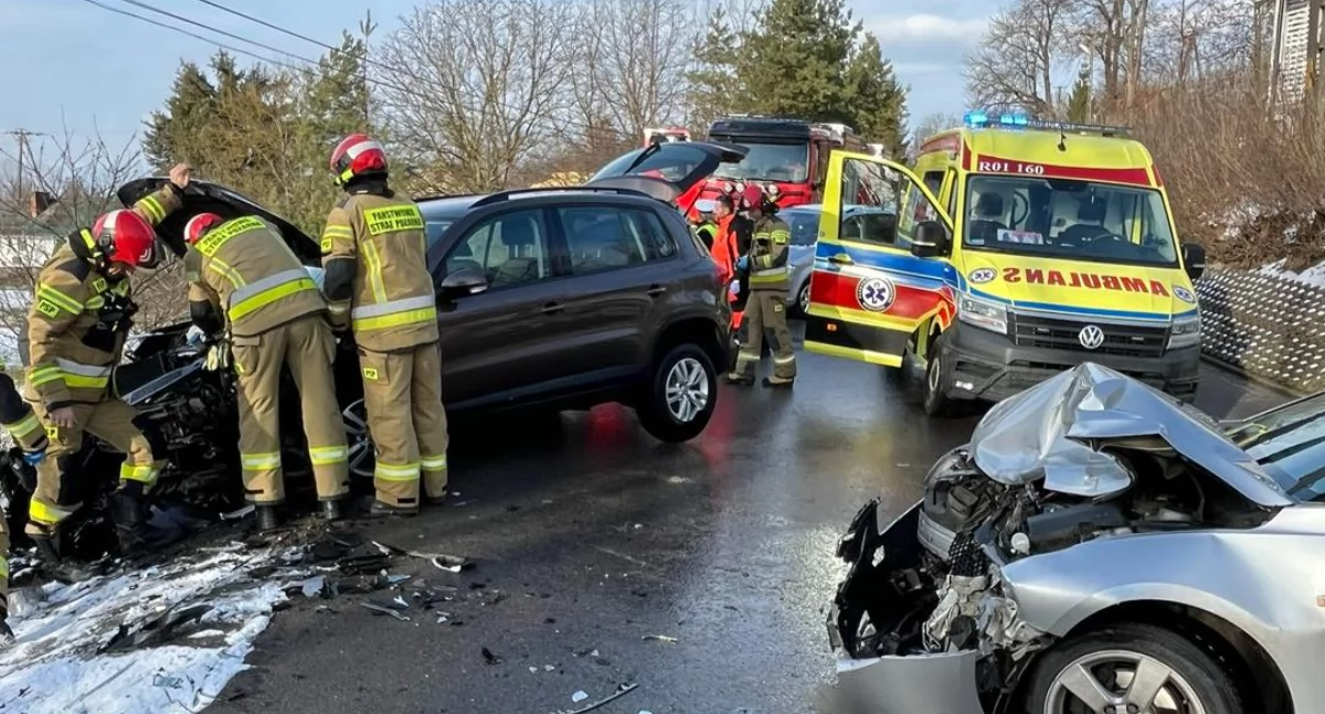 Trzy osoby poszkodowane w zderzeniu dwóch samochodów osobowych w Przeworsku 