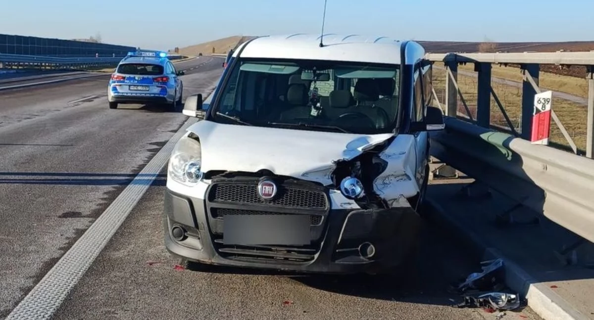 Uderzył w bariery energochłonne na autostradzie. Dwie osoby trafiły do szpitala 