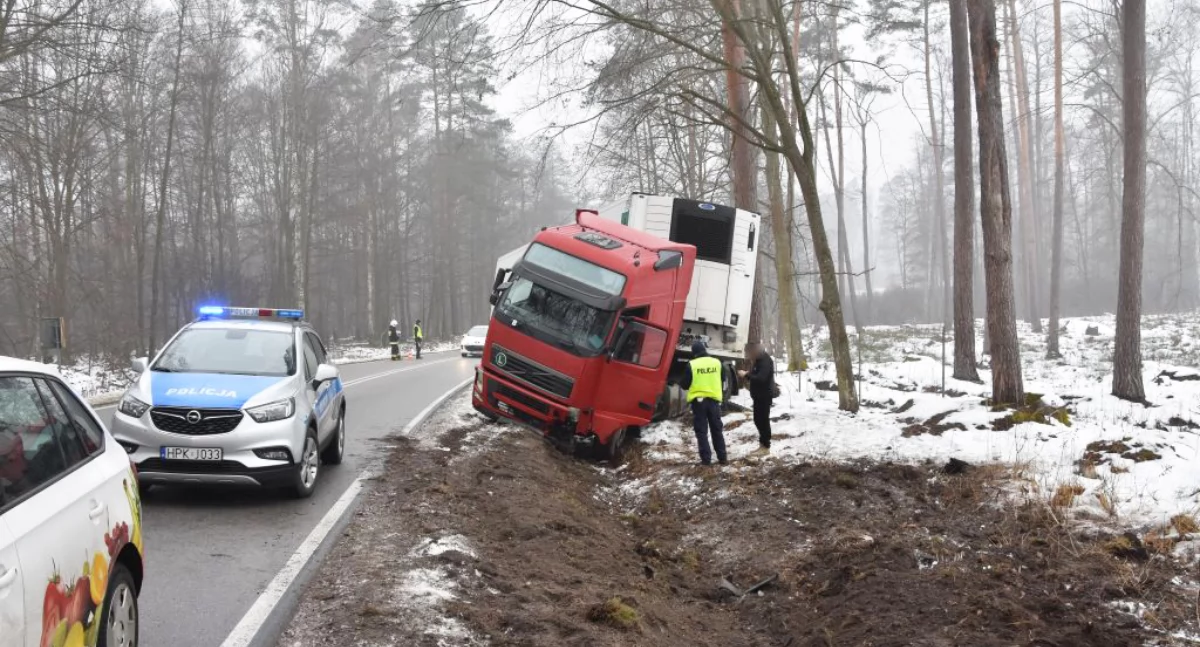 Tir wypadł z drogi w Mołodyczu. 26-letni kierowca trafił do szpitala