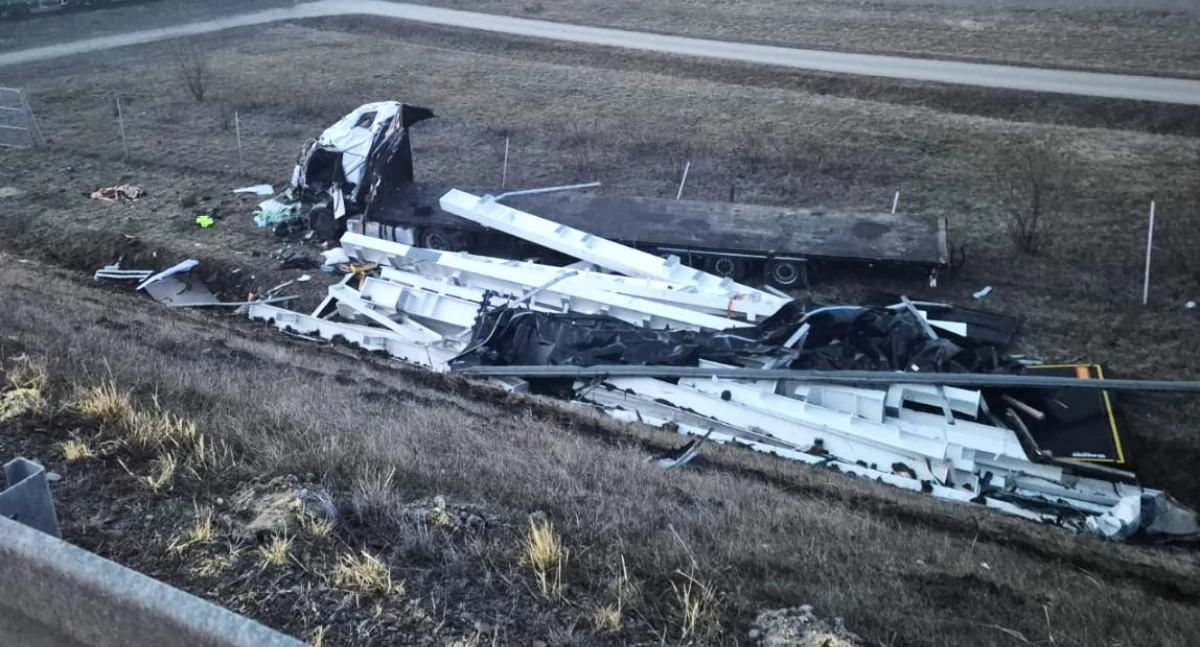 TIR spadł z nasypu autostrady w okolicach Przeworska. Zginął 54-letni kierowca 