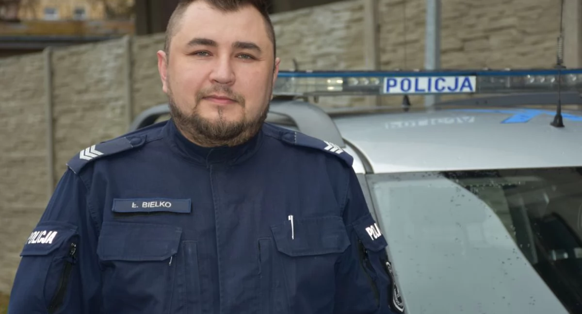 Nieprzytomna kobieta leżała na chodniku. Zareagował policjant, który wracał do domu po służbie  