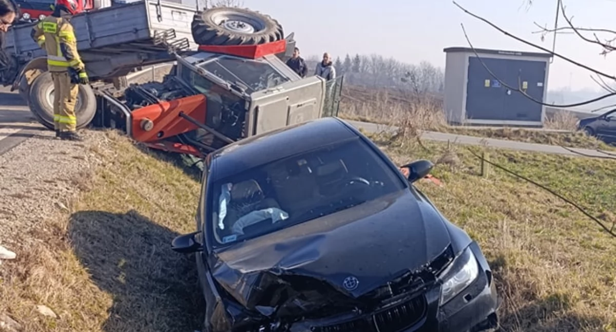Kolizja ciągnika rolniczego z samochodem osobowym w Mikulicach w gminie Gać