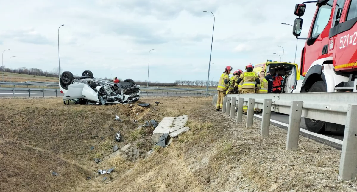 Dacia w Mirocinie wypadła z drogi na wjeździe na autostradę i dachowała 