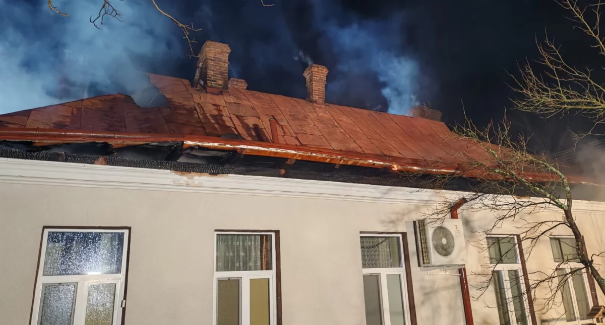Trzynaście jednostek straży gasiło pożar na plebanii w Jaworniku Polskim 