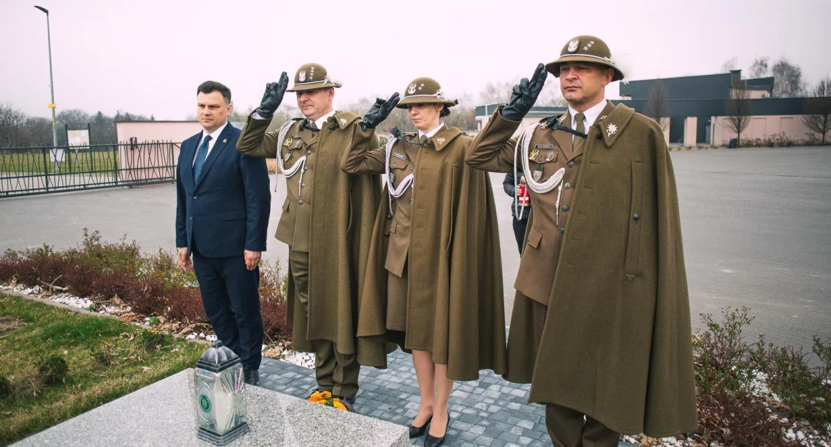 W rocznicę pochówku generała Wieczorkiewicza w Jarosławiu żołnierze 14. DAS, burmistrz i przedstawiciel IPN złożyli kwiaty na grobie honorowego obywatela miasta
