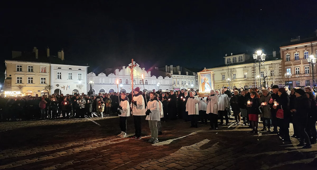 Marsz Światła przeszedł ulicami Jarosławia w 20. rocznicę śmierci Jana Pawła II (ZDJĘCIA, WIDEO) 