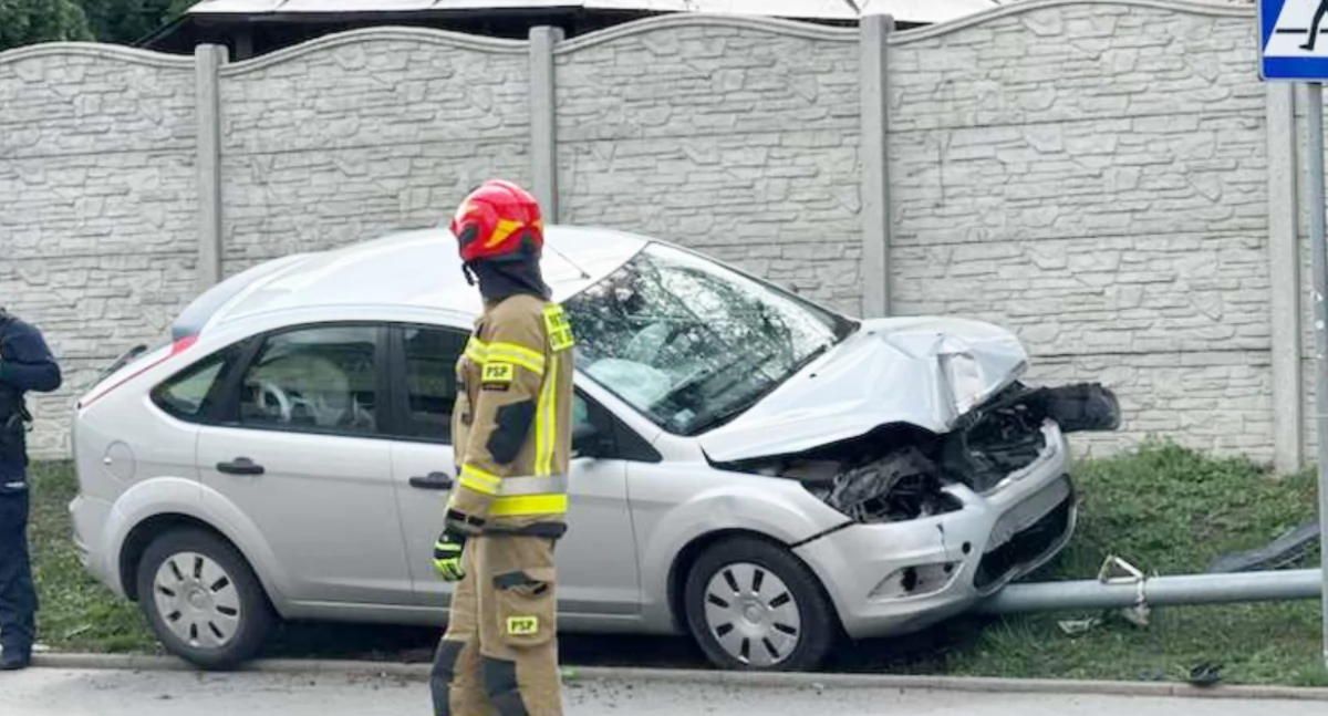 Samochód uderzył w latarnię na ulicy Sikorskiego w Jarosławiu