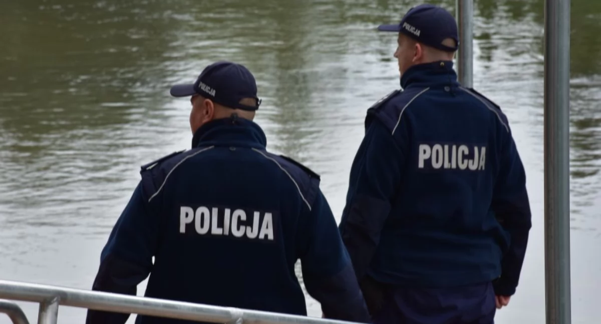 Po dwóch godzinach poszukiwań policjanci odnaleźli nad Sanem poszukiwaną 42-latkę 