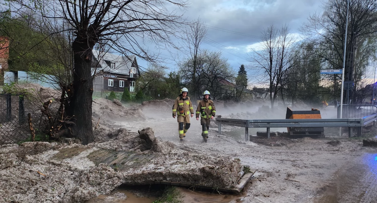 Pawłosiów poniósł największe straty podczas wczorajszej ulewy. Na miejscu trwa akcja pomocowa [WIDEO, FOTO]