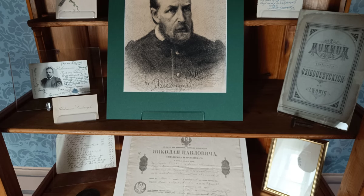 Paszport Włodzimierza Dzieduszyckiego z 1851 roku, pocztówki, listy i czasopisma. Nowe eksponaty w Muzeum Dzieduszyckich w Zarzeczu