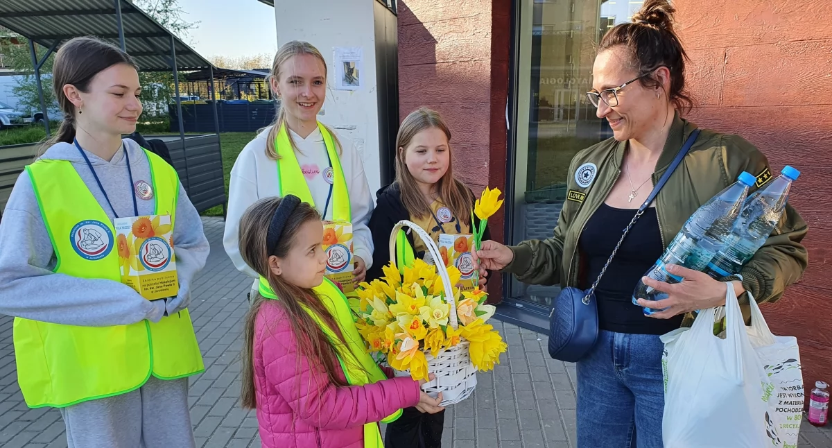 Trwają Jarosławskie Pola Nadziei. Wolontariusze zebrali w sobotę 54 tys. 778 zł. Jutro kwesta przed kościołami i koncert na Rynku w Jarosławiu