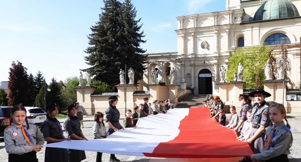 Jarosław świętował Dzień Flagi tradycyjnie przemarszem z 20-metrową flagą 