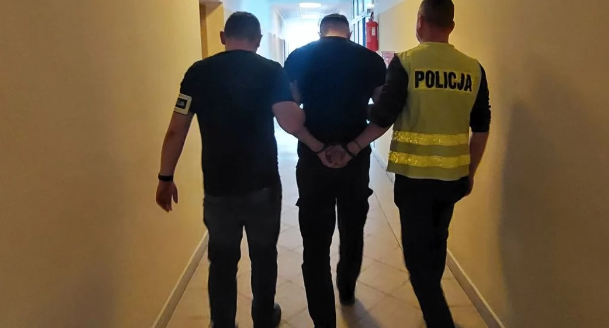 Oszukiwali seniorki metodą na policjanta i prokuratora. 22-latek trafił do aresztu (WIDEO, ZDJĘCIA)