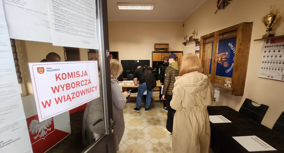 Na kolanach, czy skakać? Jak wejść do lokalu wyborczego w Wiązownicy i jak się w nim zmieścić? Wyborcy są oburzeni organizacją lokalu przez wójta gminy Krzysztofa Strenta