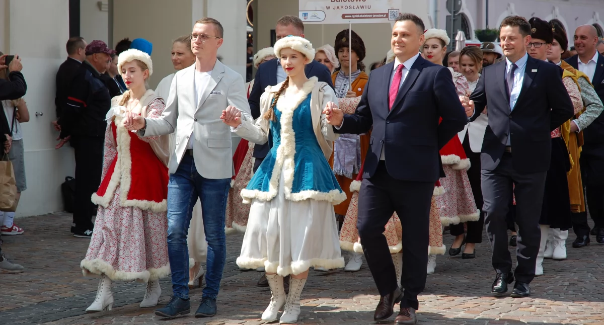650 par zatańczyło poloneza na Rynku w Jarosławiu