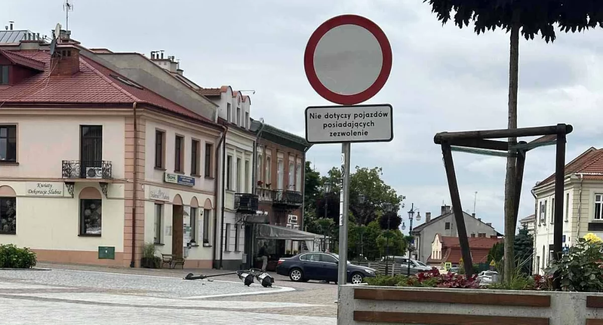 Jechał bmw, uszkodził latarnię na Rynku w Jarosławiu. Urząd Miasta prosi o pomoc w zidentyfikowaniu sprawcy