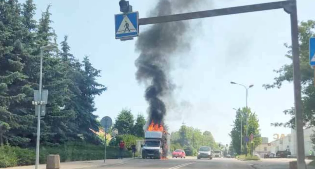 Samochód dostawczy zapalił się na ulicy 3 Maja w Jarosławiu