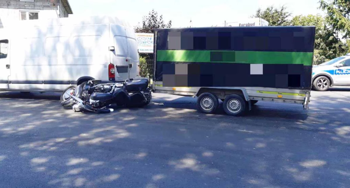 Zderzenie renault z motocyklem w Zarzeczu. 44-letni motocyklista trafił do szpitala 