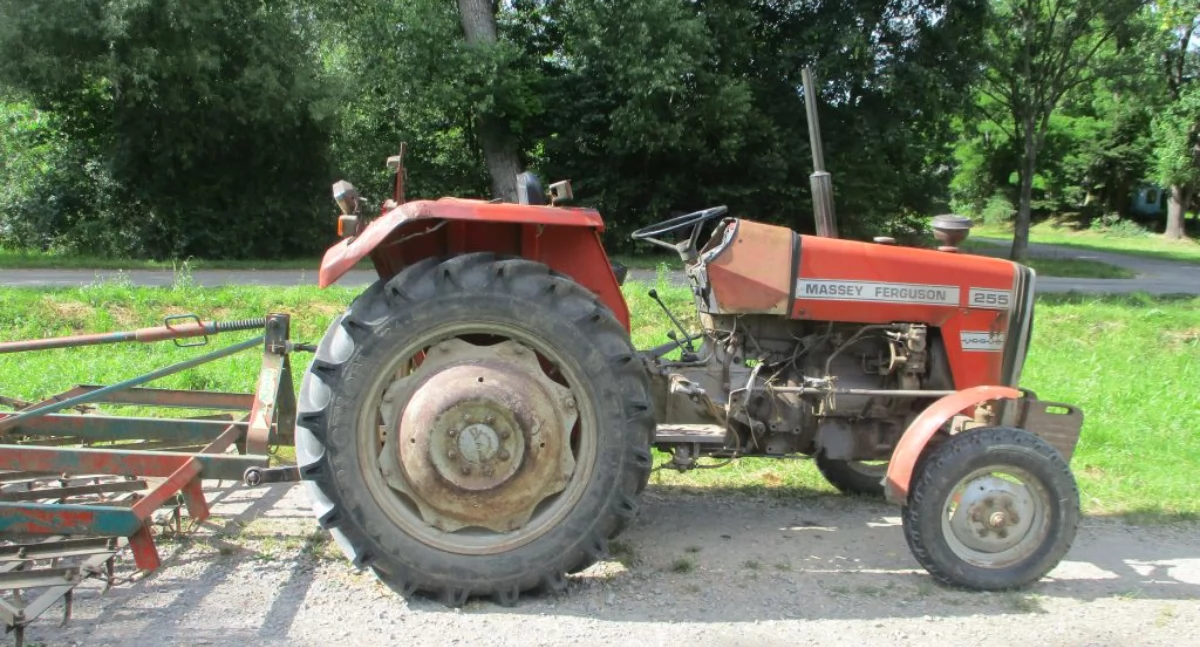 Miał 3,5 promila, kierował ciągnikiem rolniczym w Cieszacinie Wielkim, uszkodził audi i odjechał 
