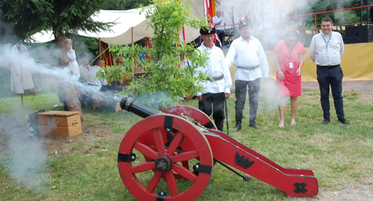 Kaczka faszerowana wątróbką i kaszą z sosem żurawinowym przygotowana przez KGW z Grabowca wygrała Podkarpacki Festiwal Kuchni Dworskiej w Sośnicy 