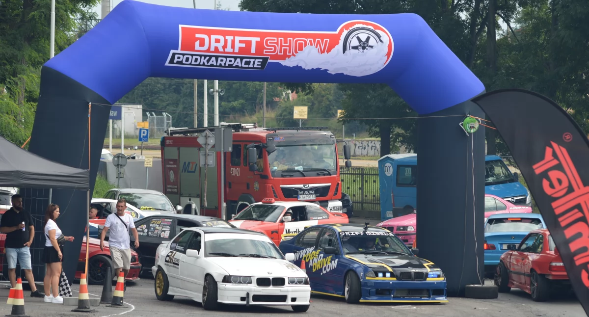 Wypadek podczas zawodów Drift Show Podkarpacie odbywających się na parkingu przed dworcem PKP w Jarosławiu