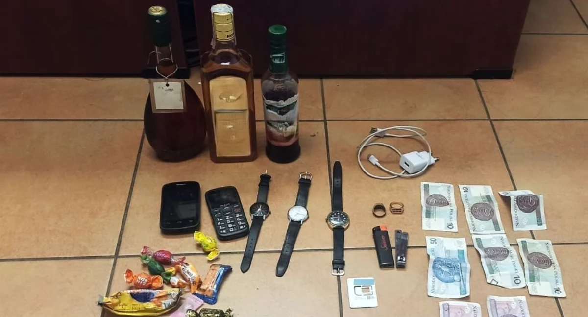 Skradł alkohol, sok malinowy, dwa słoiki miodu i inne przedmioty, po czym udał się do stodoły na sen. Teraz odpowie przed sądem  