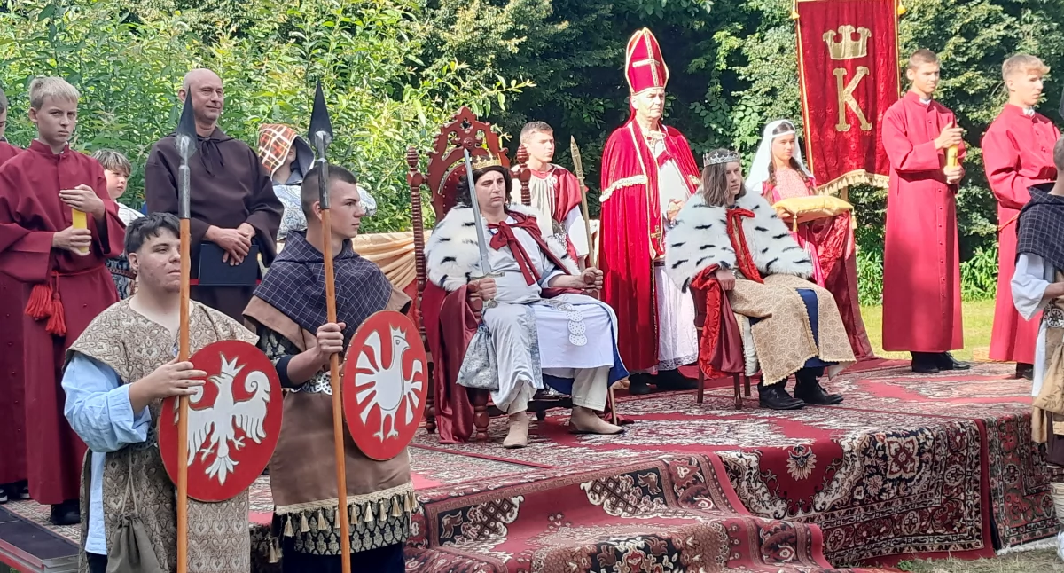Inscenizacja koronacji Bolesława Chrobrego i odsłonięcie Pomnika Millenium Korony Polskiej w Skołoszowie (ZDJĘCIA, WIDEO)