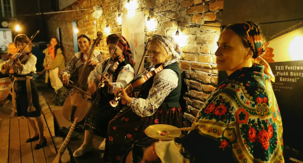 Trwa potańcówka w Klubie Festiwalowym na dziedzińcu kamienicy Rynek 6 w Jarosławiu