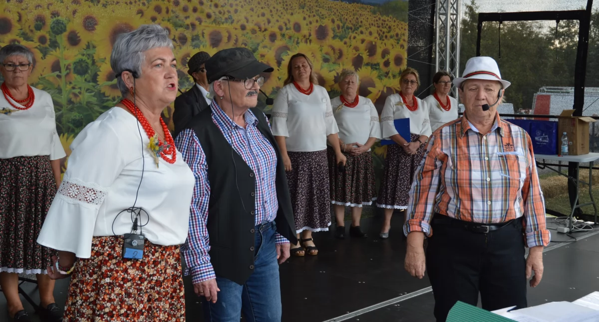 Trwają Dożynki Gminy Sieniawa w Dybkowie. Na scenie wystąpiły Koła Gospodyń Wiejskich  