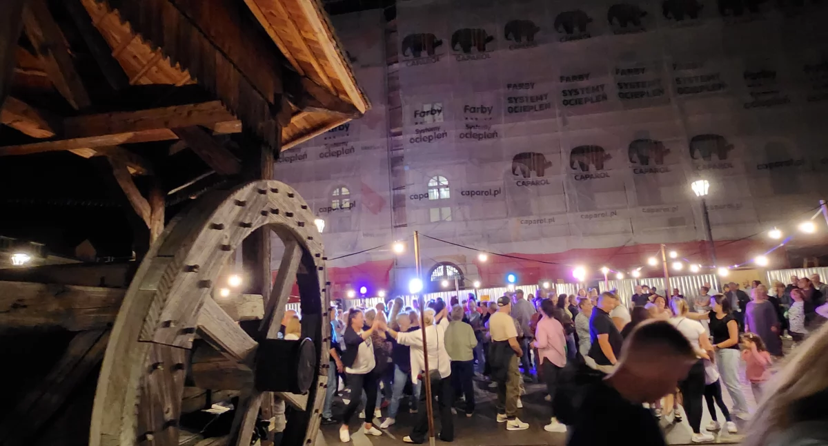 Retro Potańcówka przy jarosławskiej studni po raz trzeci ożywiła Rynek  