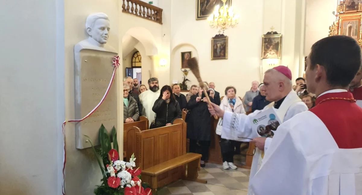 Odsłonięto popiersie ks. Franciszka Rząsy, twórcy hospicjum w Jarosławiu