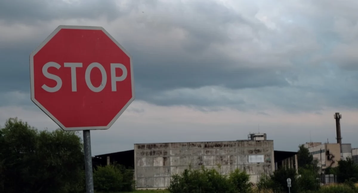 Kierowcy z Jarosławia na lokalnych drogach: zawracanie, znak STOP i szkody po dziurach w jezdni
