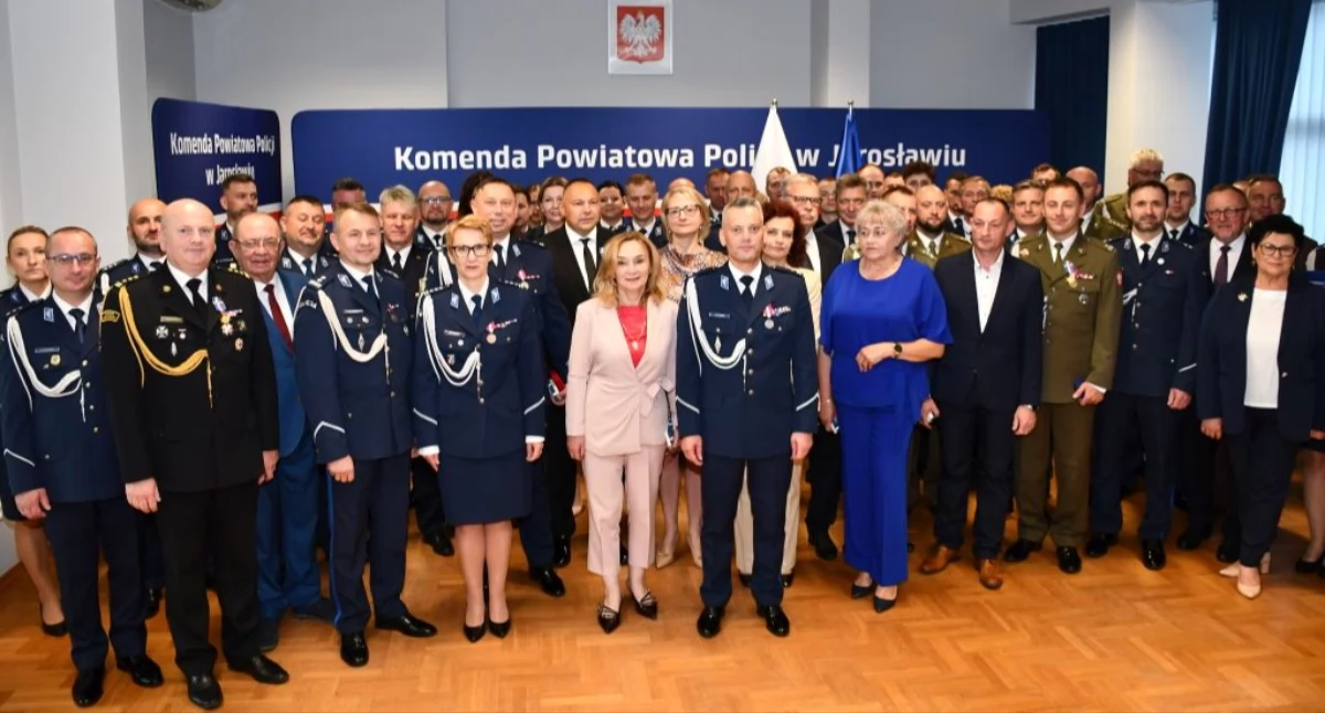 Święto Policji w Jarosławiu. Awanse i odznaczenia dla funkcjonariuszy (ZDJĘCIA)