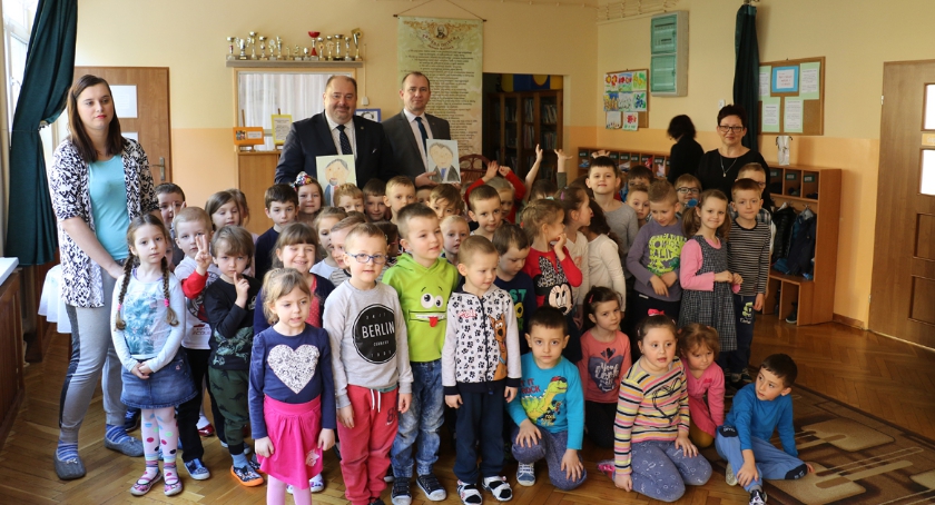 Burmistrzowie czytali przedszkolakom