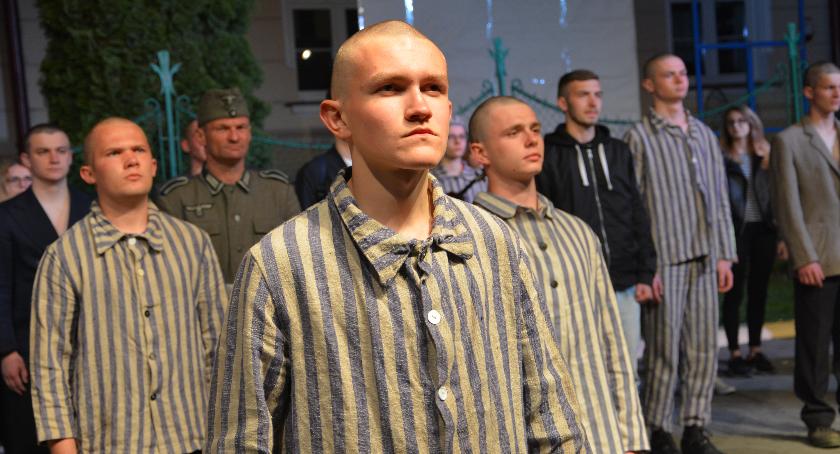 Rekonstrukcja aresztowania uczniów budowlanki przez Gestapo